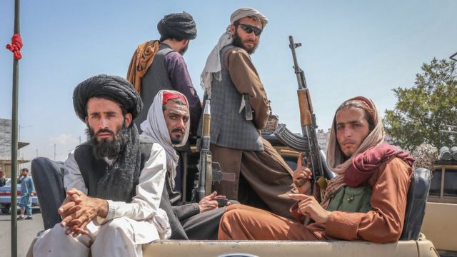 Talibanes-matarán-personas-con- la-Biblia-en-sus-teléfonos