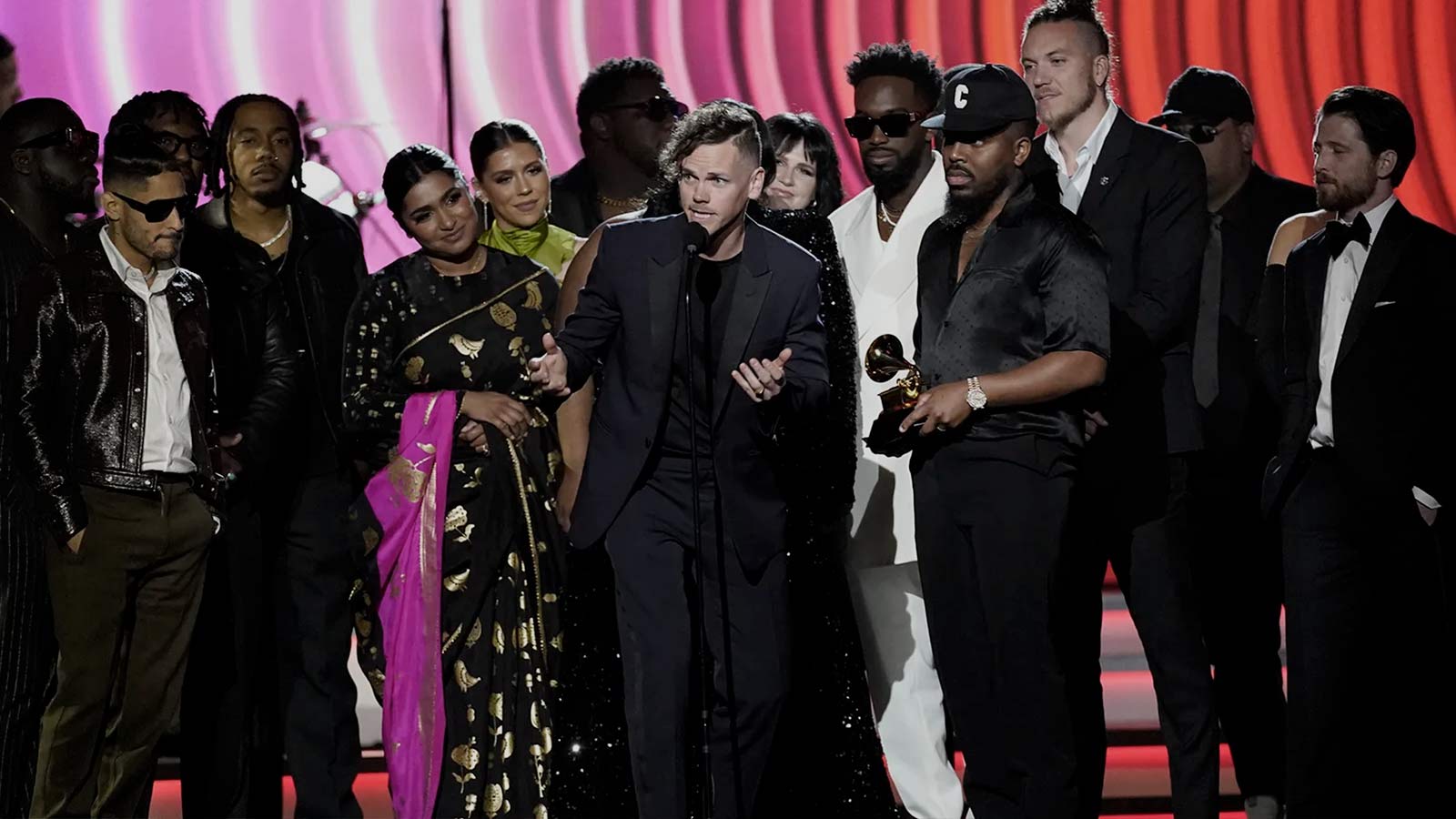 ganan premios grammys