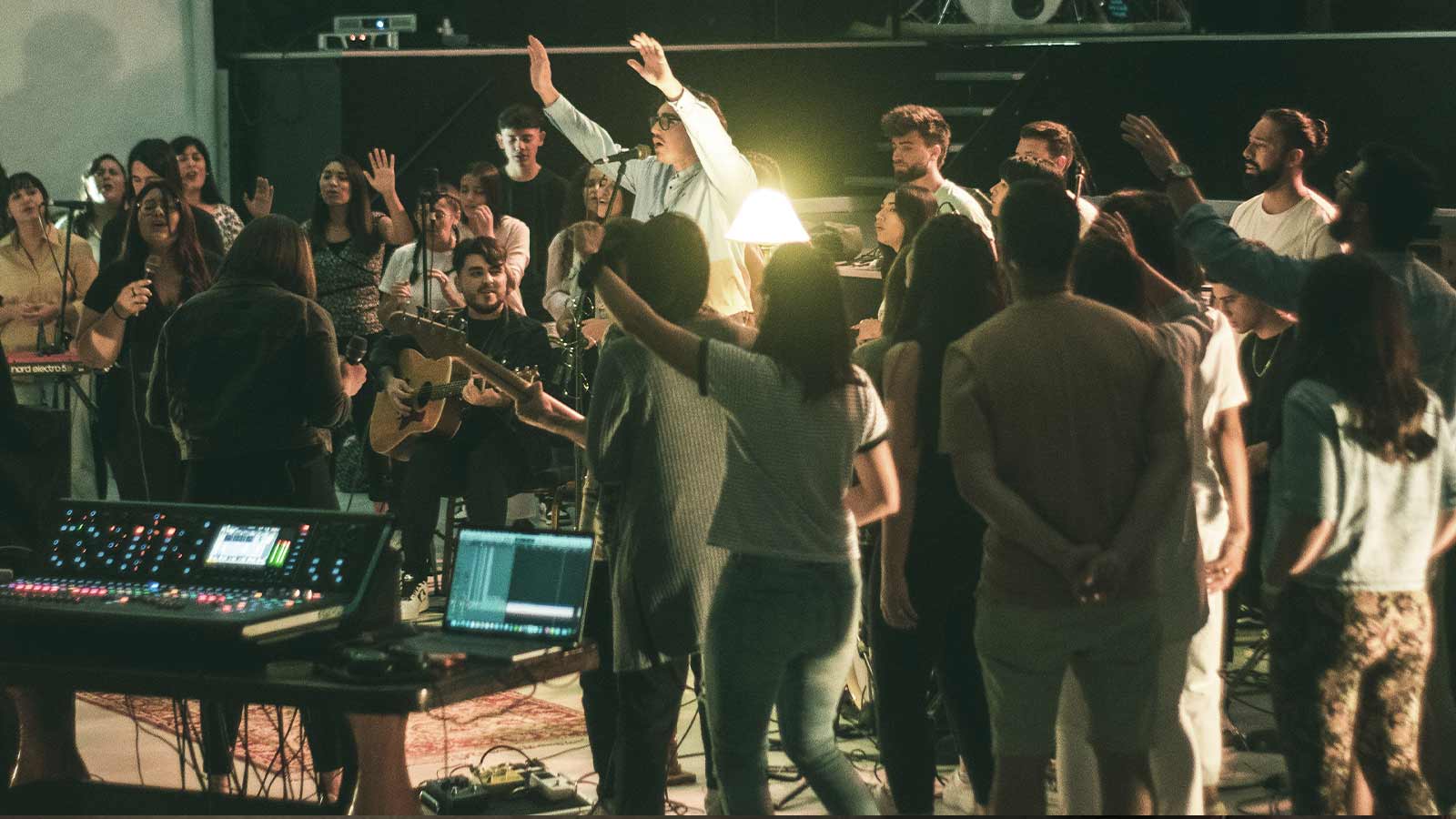 factor-de-cambio-adoración-lanza-nuevo-video-con-señah-worship