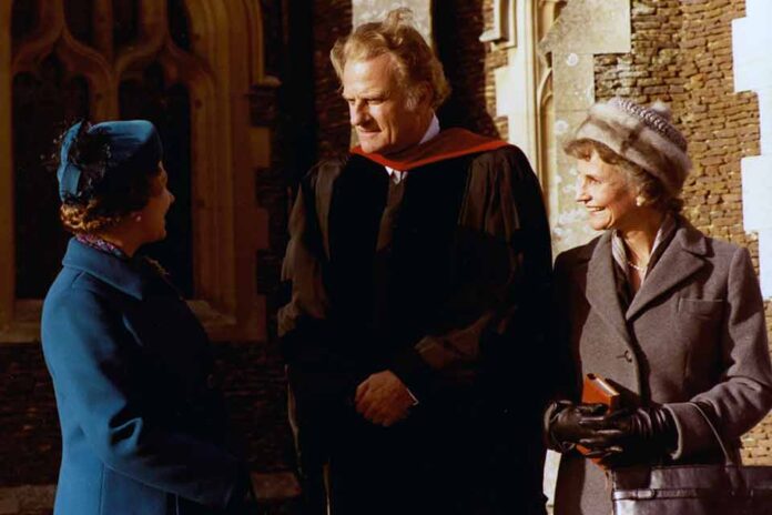 BILLY-GRAHAM-Y-REINA-ISABEL-2-