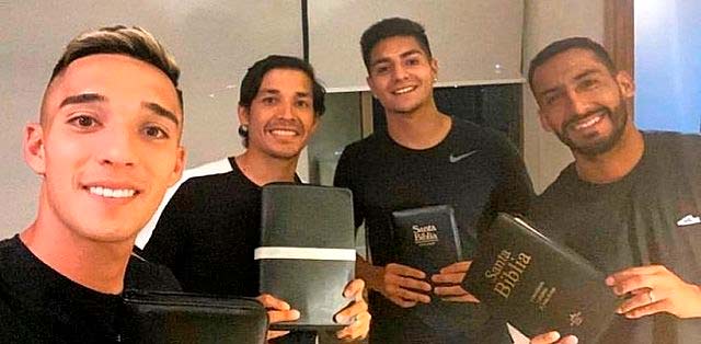 Matias Fernández junto a Williams Alarcón, Ronald de la Fuente y Branco Provoste, recién convertidos