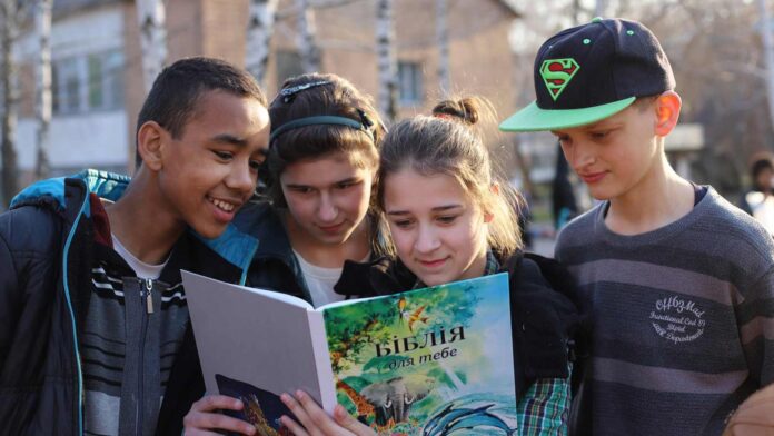 entregan-biblias-a-niños