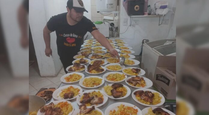 cocinero-reparte-comida-y-predica-a-cristo