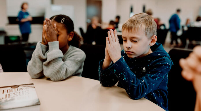 ORGANIZACION-CRISTIANA-ENSEÑA-BIBLIA-A-NIÑOS