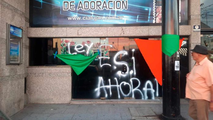 8M-atacan-iglesia