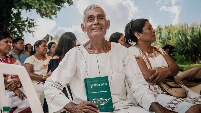 Un hombre de 87 años se convierte inesperadamente en traductor de la Biblia para un pueblo no alcanzado