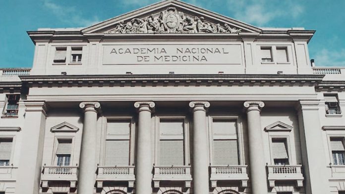 La Academia Nacional de Medicina rechazó los tratamientos de transición de género en menores de edad