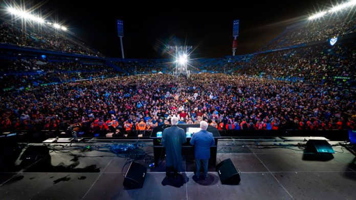 Más de 30 000 personas se reunieron en el Estadio Vélez en la lluviosa primera noche de Esperanza Buenos Aires