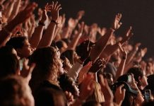 Más de 6.000 estudiantes se reúnen para exaltar a Jesús en un encuentro universitario