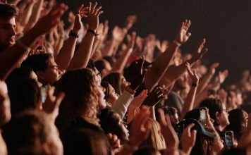 Más de 6.000 estudiantes se reúnen para exaltar a Jesús en un encuentro universitario
