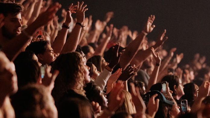 Más de 6.000 estudiantes se reúnen para exaltar a Jesús en un encuentro universitario