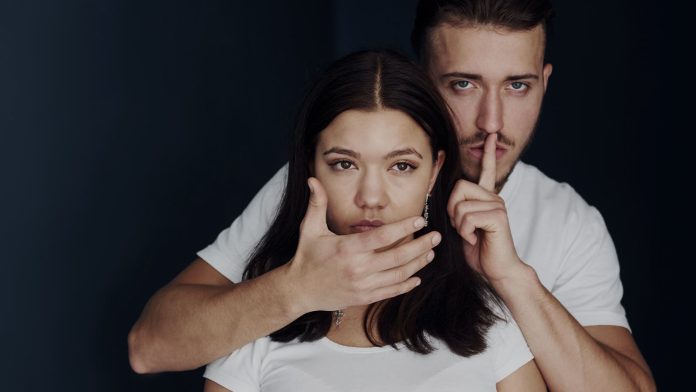 hombre-mujer-gaurdando-secretos guardar-silencios