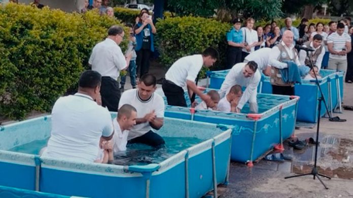 Más de 100 cadetes se bautizaron y entregaron su vida a Cristo en la escuela de policía