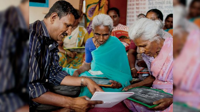 Misioneros usan la Biblia para alfabetizar en India y cientos entregan su vida a Cristo