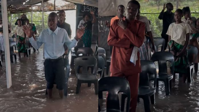 Cristianos en Mozambique adoran a Dios en medio de una iglesia completamente inundada