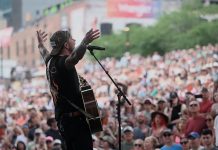 El festival country más importante de Estados Unidos se transformó en una multitudinaria adoración a Dios