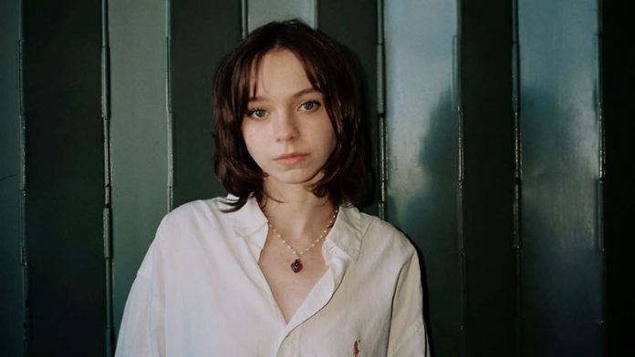 Emma Myers, estrella de Merlina, cuenta cómo Dios transformó su vida en su momento más oscuro