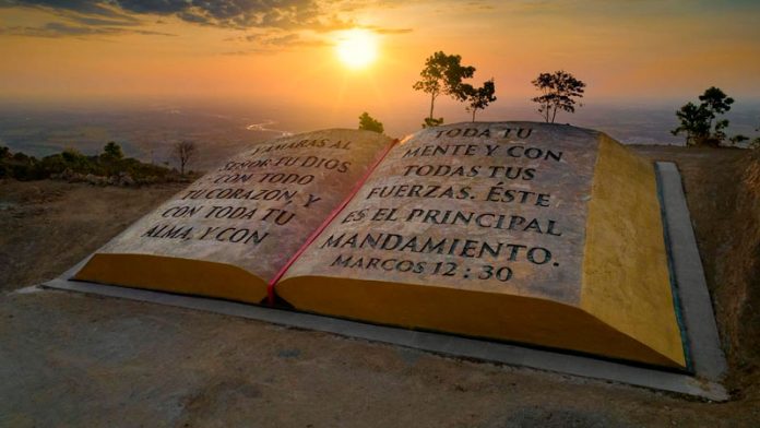Así es la Biblia más grande del mundo que está tallada en una montaña de Colombia