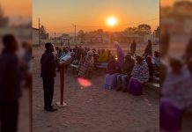 Antes de ir a trabajar, cristianos en Angola se reúnen al amanecer para estudiar la Biblia