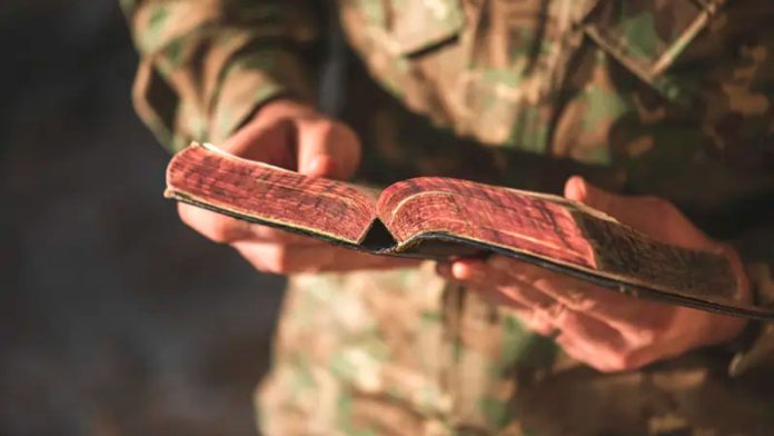 Reclutas del ejército británico buscan a Dios: crecen los bautismos, la fe cristiana y la demanda de Biblias