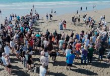 Más de 150 personas fueron bautizadas en una playa de Inglaterra tras un llamado en redes sociales