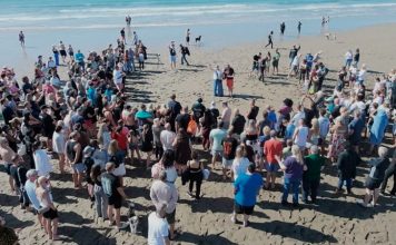Más de 150 personas fueron bautizadas en una playa de Inglaterra tras un llamado en redes sociales