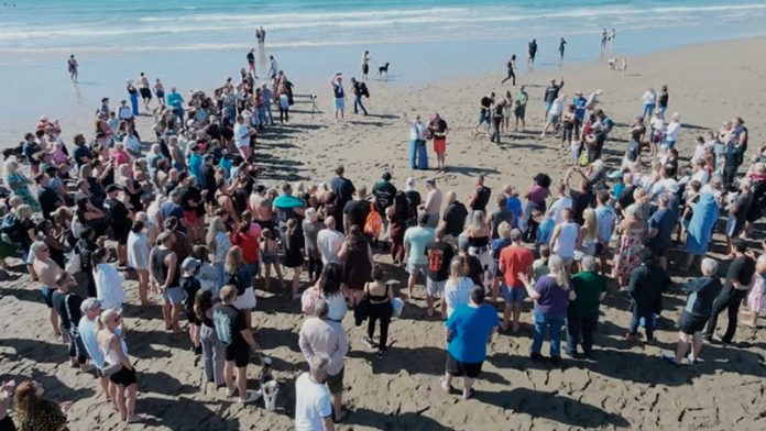 Más de 150 personas fueron bautizadas en una playa de Inglaterra tras un llamado en redes sociales