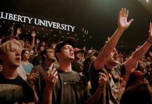 Más de mil jóvenes adoraron a Jesús en el inicio del semestre universitario en Estados Unidos