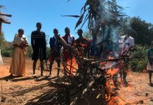 Más de 100 personas entregan su vida a Jesús y queman objetos de hechicería en Madagascar