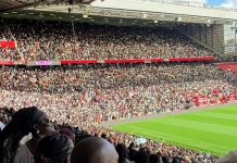 Miles de personas se congregaron para orar en Old Trafford, el estadio del Manchester United