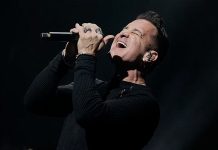 Scott Stapp, vocalista de Creed, testifica ante miles cómo Dios lo ayudó a superar el alcoholismo y canta “Gratitude”