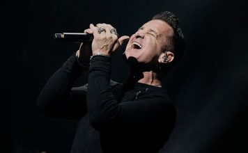 Scott Stapp, vocalista de Creed, testifica ante miles cómo Dios lo ayudó a superar el alcoholismo y canta “Gratitude”