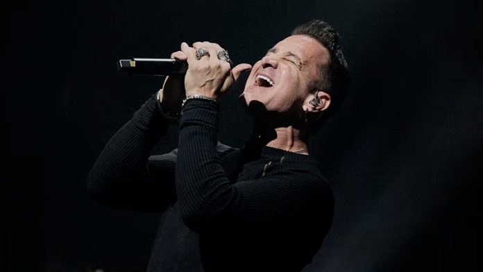 Scott Stapp, vocalista de Creed, testifica ante miles cómo Dios lo ayudó a superar el alcoholismo y canta “Gratitude”