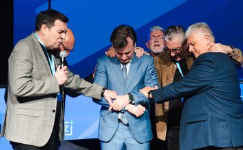 Canal Luz celebró 25 años: la historia de una señal que revolucionó la comunicación cristiana de habla hispana Celebración de los 25 años de Canal Luz en la Iglesia Visión de Futuro, Buenos Aires