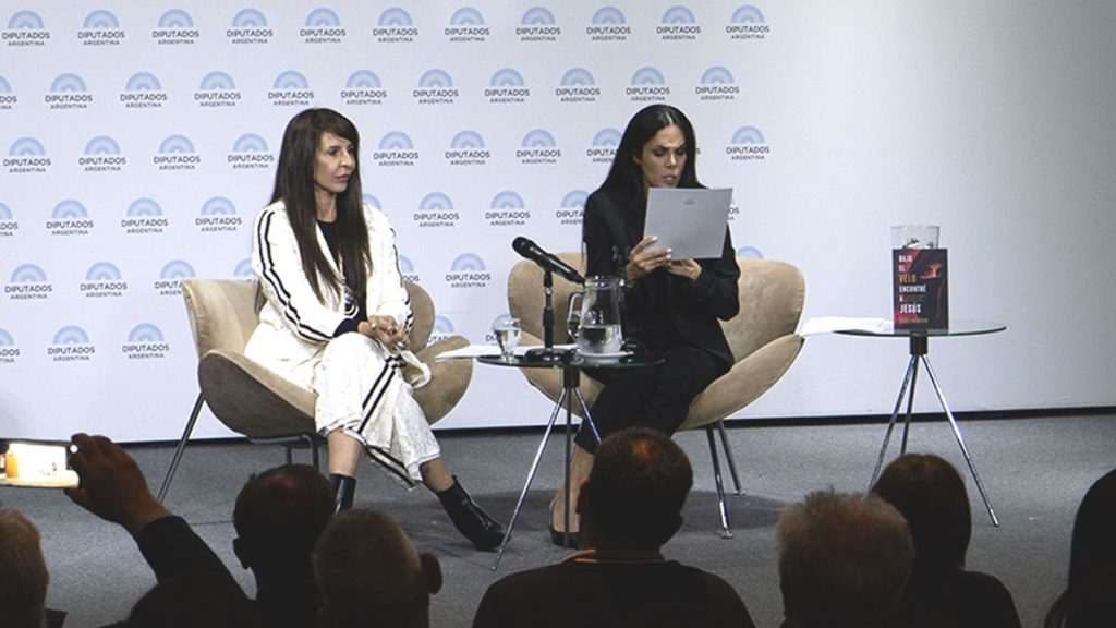 Sara Akhavan durante la presentación de su libro en un auditorio del Congreso de la Nación Argentina